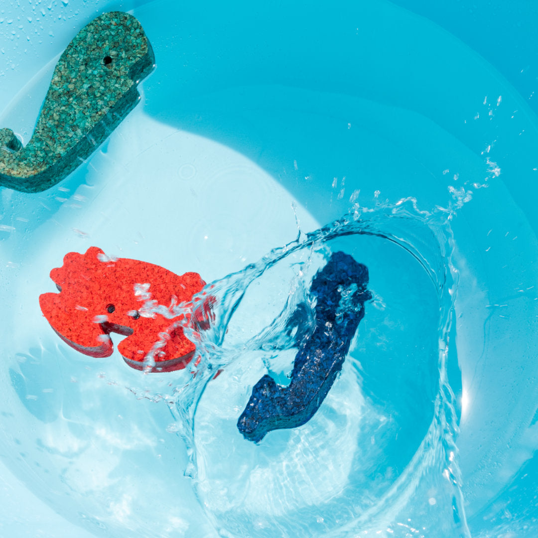 Buntes Badespielzeug im Wasser Typ Wal, Pottwal und Krebs