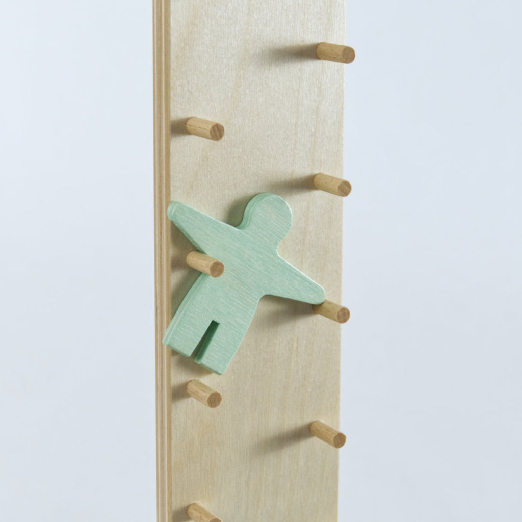 Detail Klabastermännchen aus Birkenholz in zartem Türkis