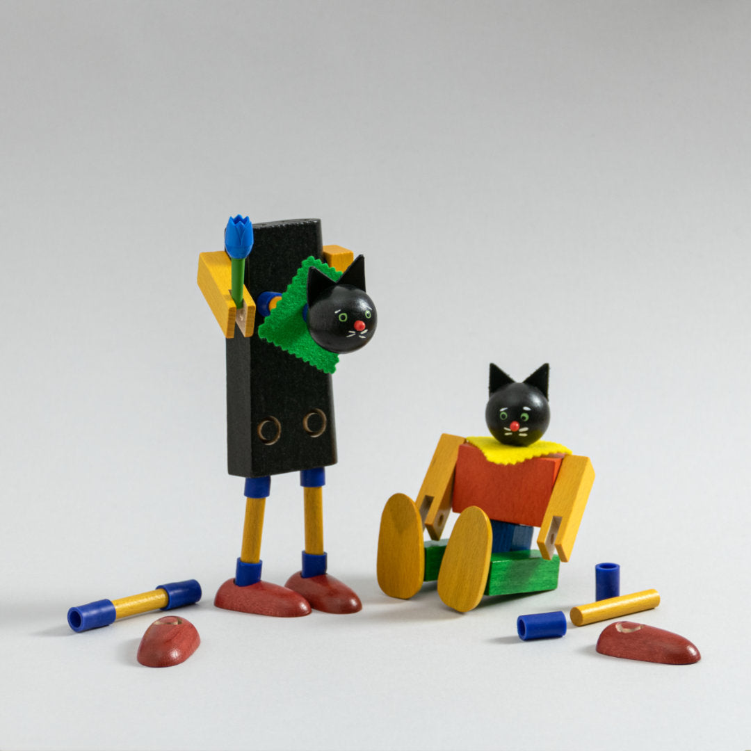 Zwei bunte Holz-Kater zum Zusammenbauen, links stehender Kater, rechts sitzender Kater