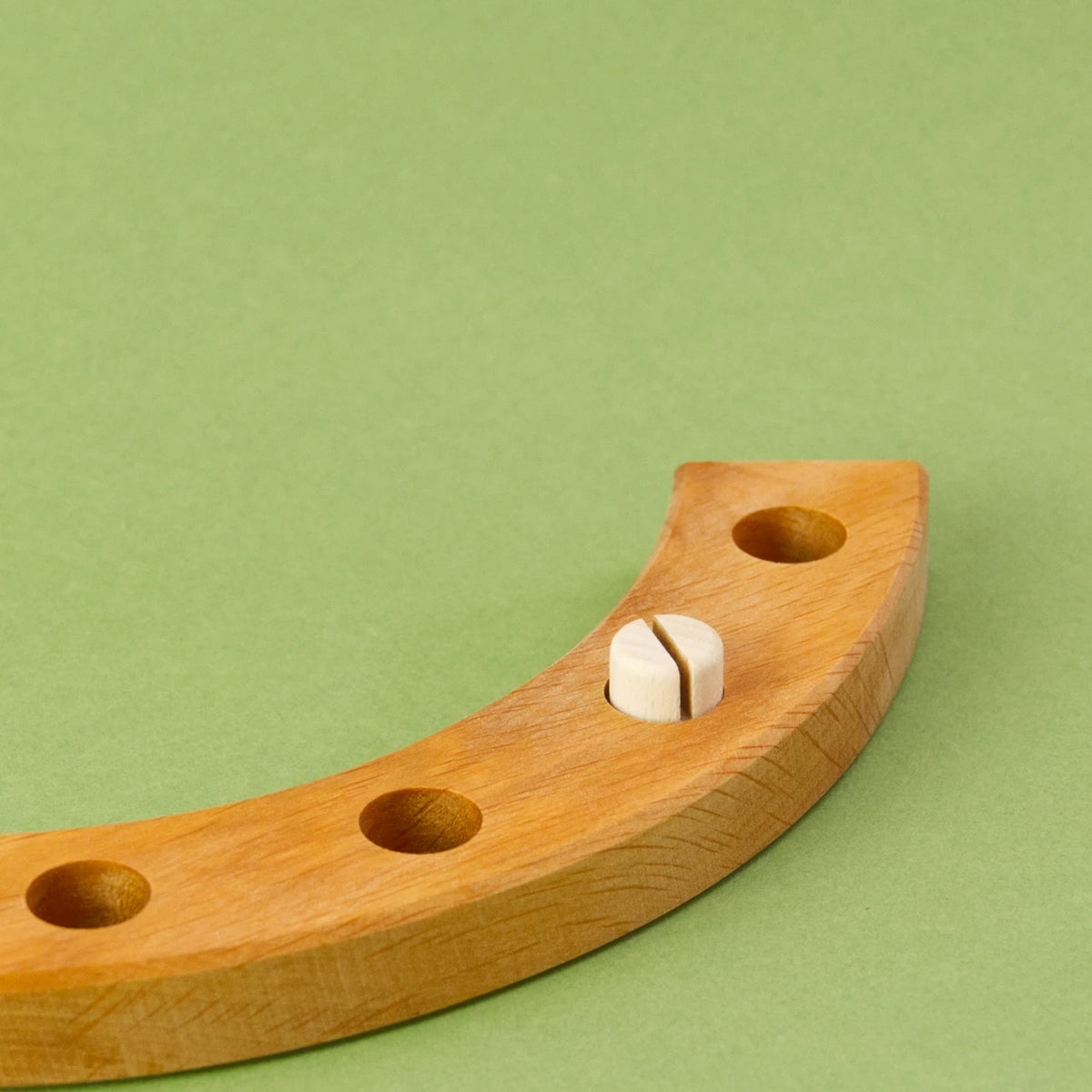 Bildhalter aus Holz von Grimms, hier in einem Ringteil gesteckt.