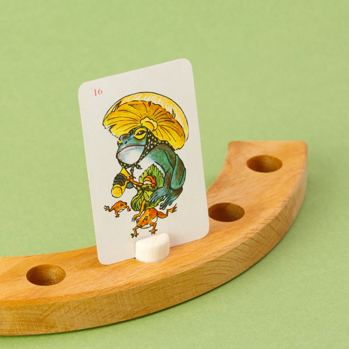 Bildhalter aus Holz von Grimms, hier mit einer Karte gesteckt, auf der ein Frosch abgebildet ist und es steht in einem Ringteil.