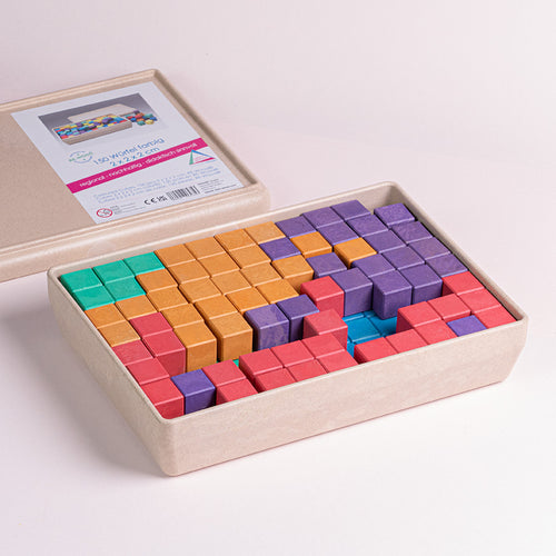 150 teiliges Würfelset von Wissner in den Farben rot, lila, grün, blau, gelb und orange. Alle Würfel liegen in der geöffneten, dazugehörigen Aufbewahrungsbox.