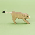 Ein Holztier Kalb der Marke Ostheimer, das nach rechts schaut. Die flach ausgesägte Figur zeigt die Silhouette eines trinkenden Kälbchens, die Kanten sind leicht abgerundet. Das Fell ist braun und die Schnauze ist weiß. Der Schwanz ist eine weiße Kordel mit schwarzer Spitze.