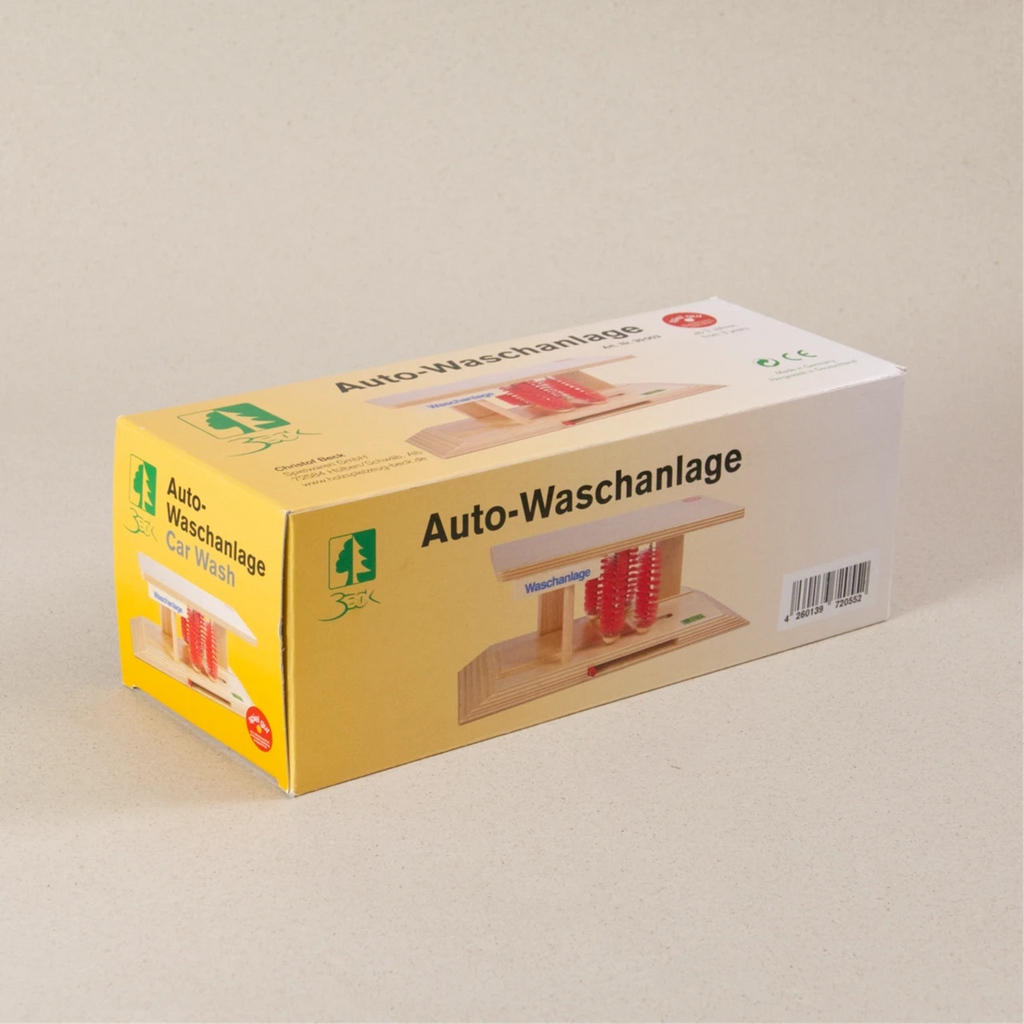 Waschanlage von Beck aus Holz. Die vier Bürsten sind in rot. Die Verpackung ist zu sehen.