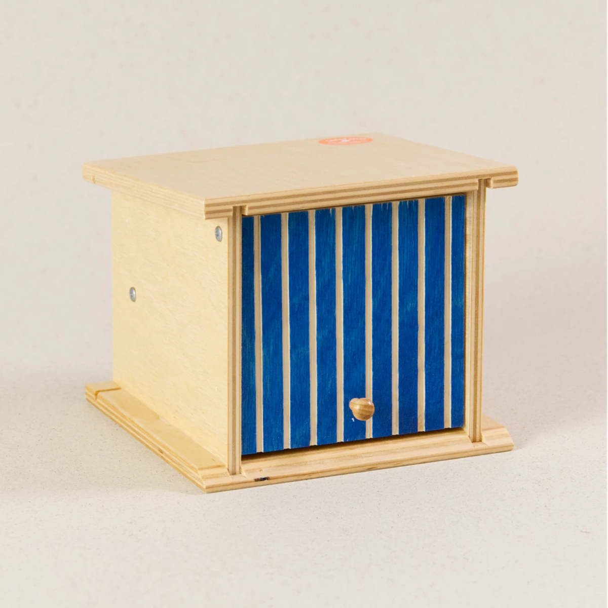 Doppelgarage von Beck zum Spielen, aus Holz. Das Garagentor ist blau und lässt sich aufklappen.