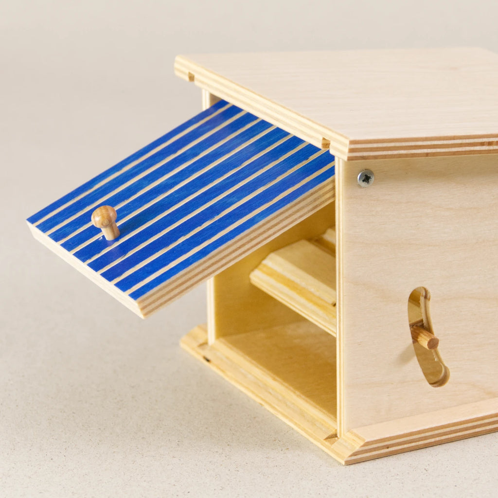 Doppelgarage von Beck zum Spielen, aus Holz. Das Garagentor ist blau und ist im aufgeklappten Zustand.