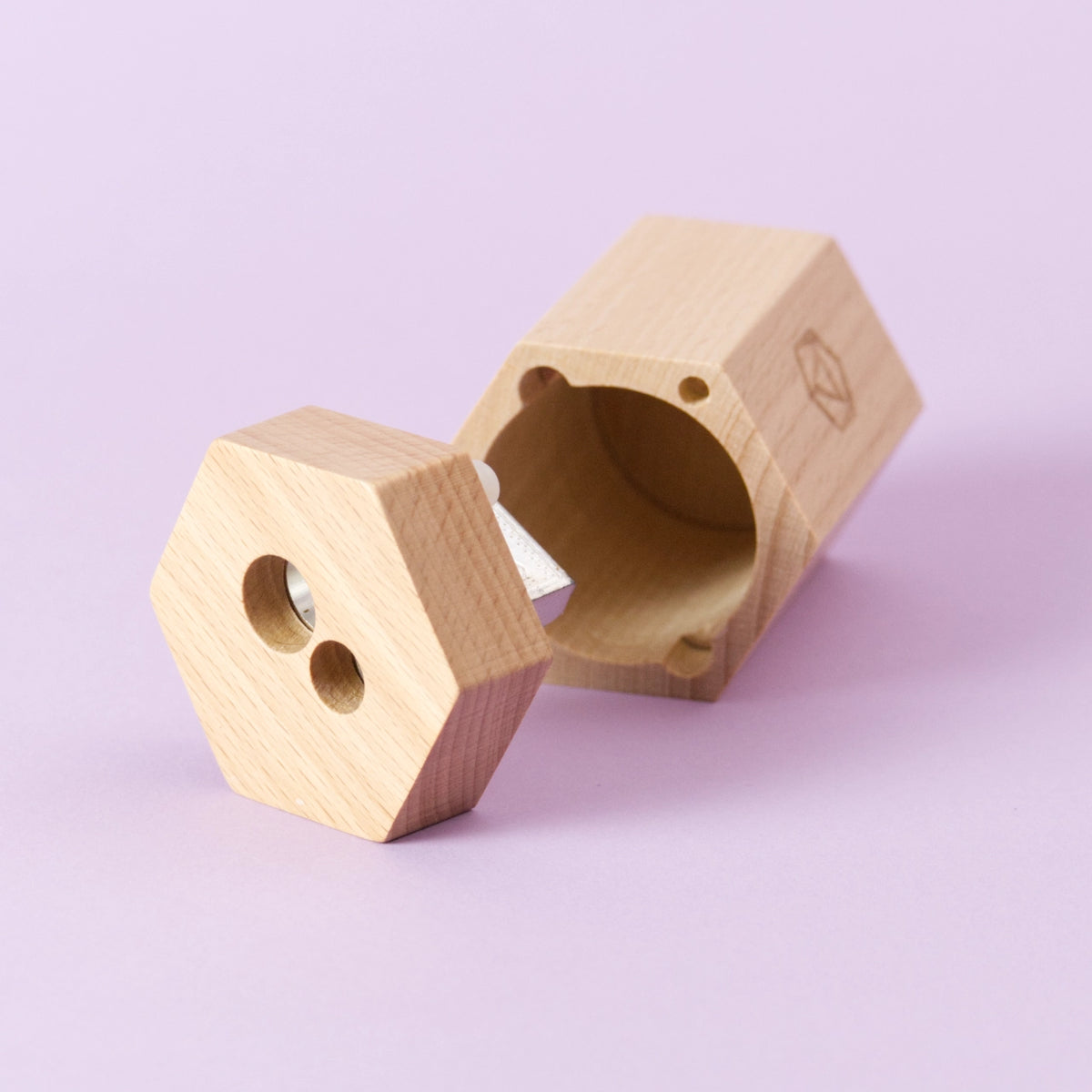 Stockmar Doppelspitzer in sechseckiger Holzdose aus FSC-zertifiziertem Lindenholz – geöffnet mit sichtbaren zwei Spitzeröffnungen für dicke und dünne Buntstifte, ideal für Schule und kreative Arbeiten