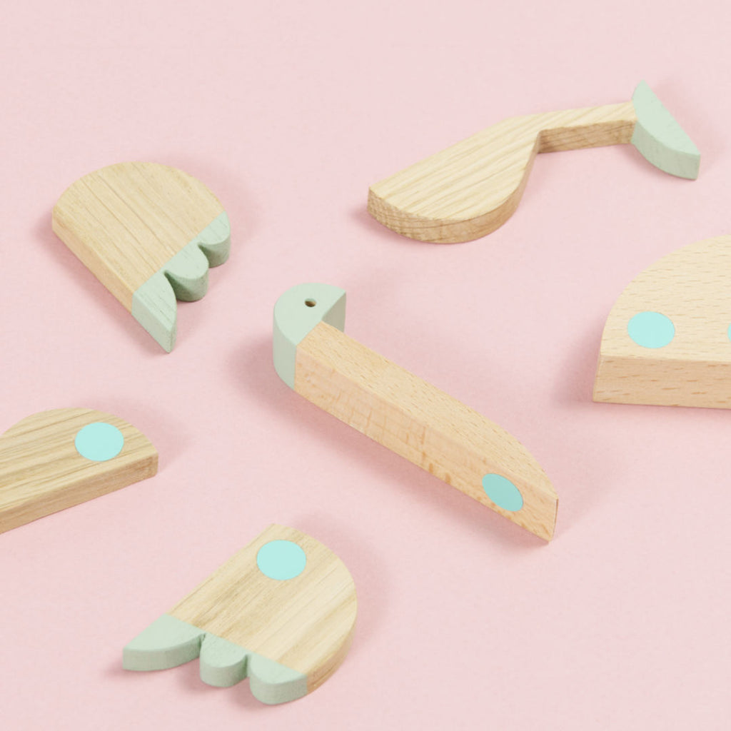 Einzelteile des Emu Puzzles aus Holz, magnetische Punkte sind türkis markiert.