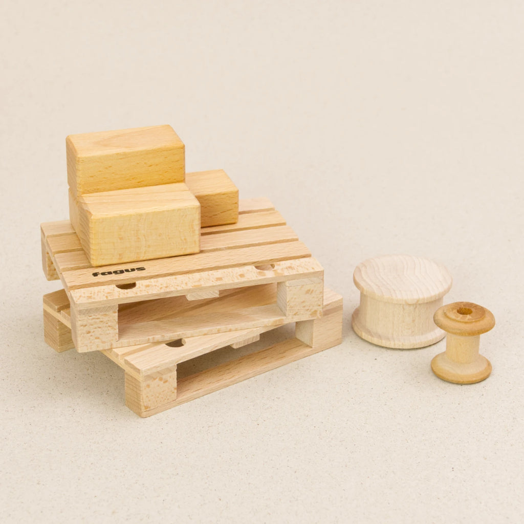 Europalette von fagus aus naturlackiertem Buchenholz. Zwei Paletten stehen schräg aufeinander und werden mit Rollen und Blöcken beladen.
