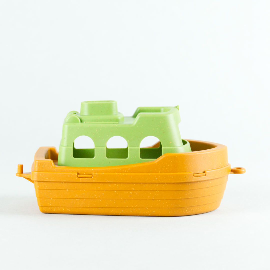 Spielzeugboot Fähre aus Kunststoff und Holz Gemisch.