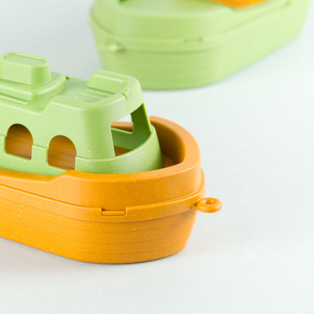 Spielzeugboot am Bug ein Verbindungsring zum Einhaken.