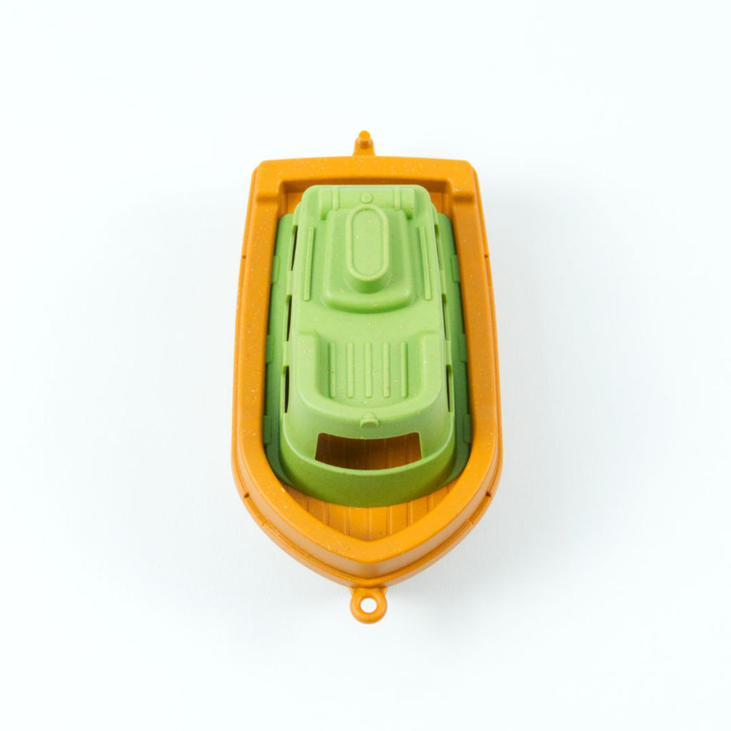 Antibakterielle Spielzeugfähre, Schiffsrumpf in Orange, Fähren Häuschen in Grün.