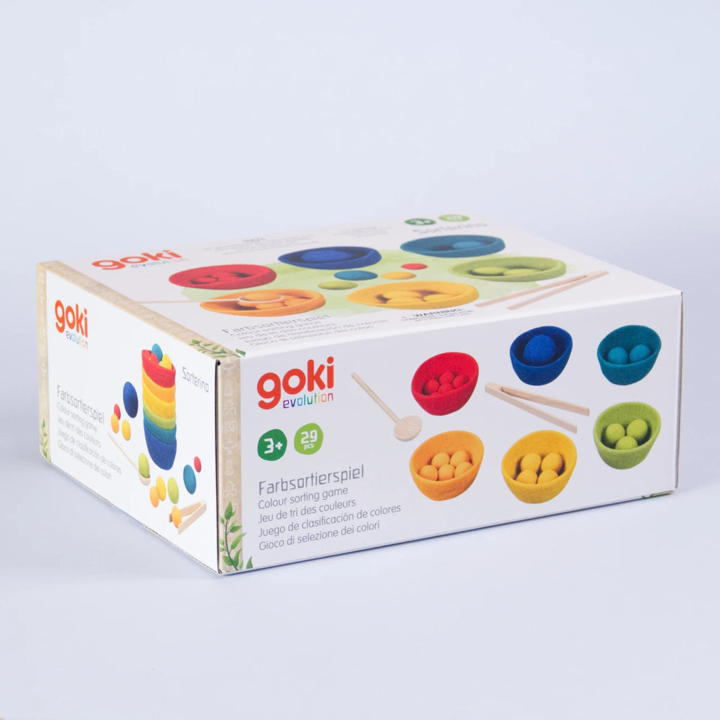 Abbildung der Verpackung aus Karton des Produktes Sortierspiel Filz sorterino goki evolution. Mit sechs farbigen Filzschalen, farblich passenden Filzkugeln in Regenbogenfarben, Holzzange und Holzlöffel.