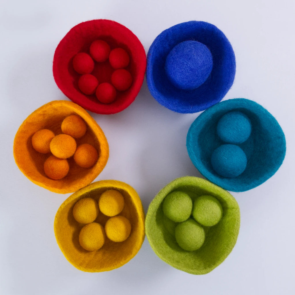 Farbenfrohes Sortierspiel Filz sorterino goki evolution mit sechs handgefertigten Filzschalen und unterschiedlich vielen Filzkugeln – 1 bis 6 Kugeln in Blau, Türkis, Grün, Gelb, Orange und Rot – aus weichem, nachhaltigem Wollfilz. Angeordnet im Kreis, Bälle farblich passend einsortiert.