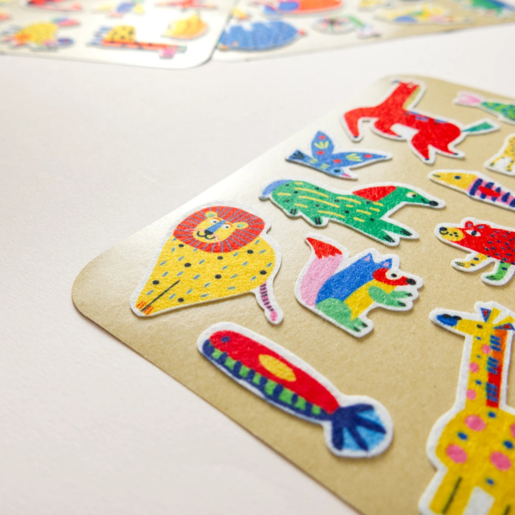 Djeco Filzsticker „Überall Tiere“, 60 bunte Tieraufkleber
