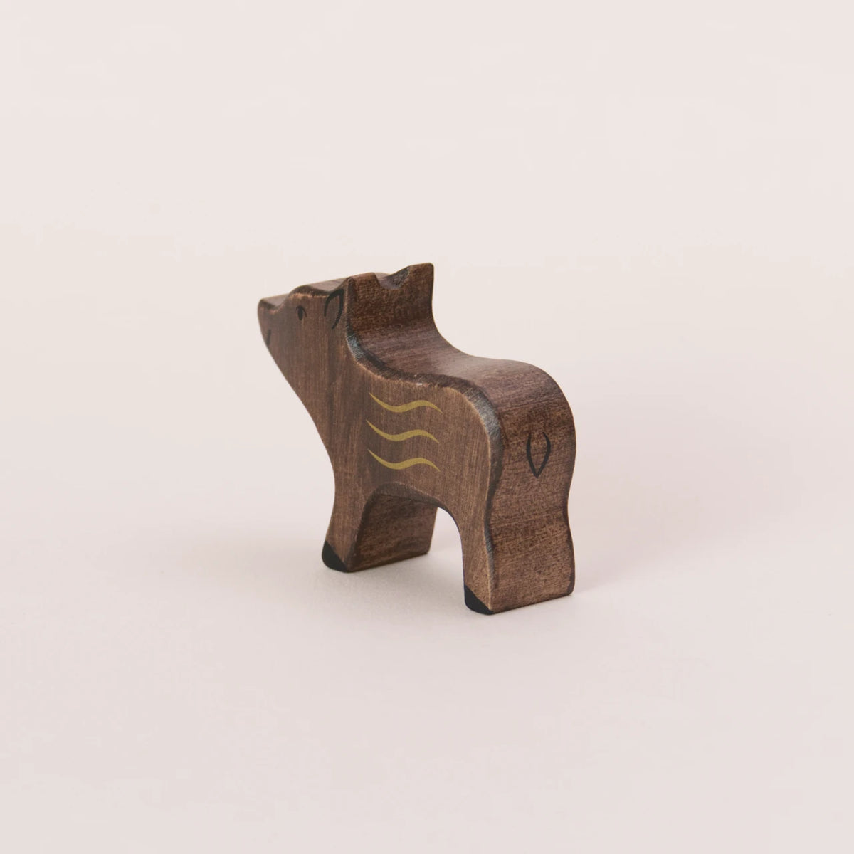 Eine liebevoll gestaltete Holzfigur von Holztiger: Ein kleiner Frischling mit zarten Streifen auf dem Rücken. Das junge Wildschwein ist aus hochwertigem Holz gefertigt und handbemalt – perfekt für natürliche Spielwelten. Es zeigt auf diesem Bild seien Hinterseite mit aufgemaltem Schwänzchen.