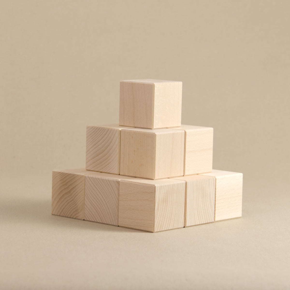 Komposition einer Pyramide von 15 Froebelwuerfeln aus dem Set Würfel von Bruderhaus aus Naturholz gefertigt.