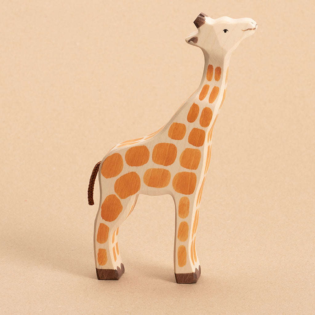 Giraffe aus Holz, bemalt. Nach rechts schauend.