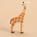 Giraffe aus Holz, bemalt. Nach rechts schauend.
