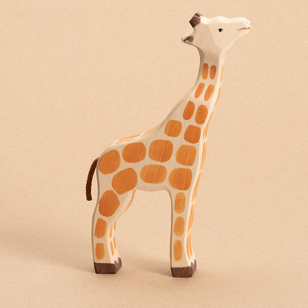 Giraffe aus Holz, bemalt. Nach rechts schauend.