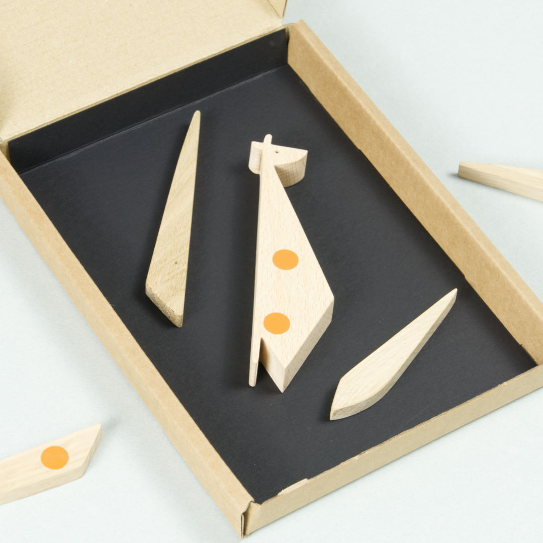 Einzelteile Magnetpuzzle in Verpackung und davor.