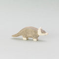 Das Gürteltier von Holztiger ist eine detailreiche Holzfigur mit handbemalter Oberfläche. Das Spielzeug-Holztier hat einen grauen Körper mit aufgemalten Gürtellinien, die seinen typischen Panzer nachbilden. Der Kopf und die Beine sind in einem sanften Cremeweiß gehalten, während die kleine, spitz zulaufende Nase in einem zarten Rosa leuchtet. Die Figur hat eine geschwungene Körperhaltung und steht stabil auf vier Beinen – ideal für kreatives Spielen oder als dekorative Ergänzung in einer Tierwelt-Sammlung.