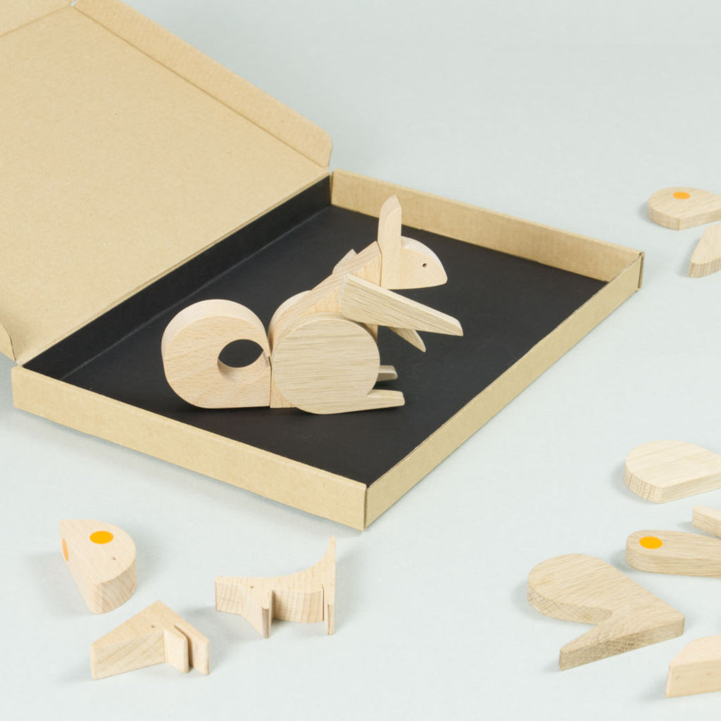 Eichhörnchen Holzpuzzle mit magnetischen Verbindungen und den restlichen Einzelteilen.