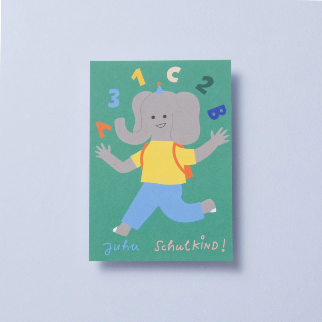Ein kleines Elefantenkind in blauer Hose, gelbem T-Shirt und mit rotem Schulranzen läuft fröhlich seinem ersten Schultag entgegen. Über seinem Kopf tanzen die bunten Zeichen 1, 2, 3 und ABC. Der grüne Hintergrund und der Schriftzug „Juhu Schulkind“ in verspielter Handschrift machen die Glückwunschkarte fröhlich und farbenfroh.