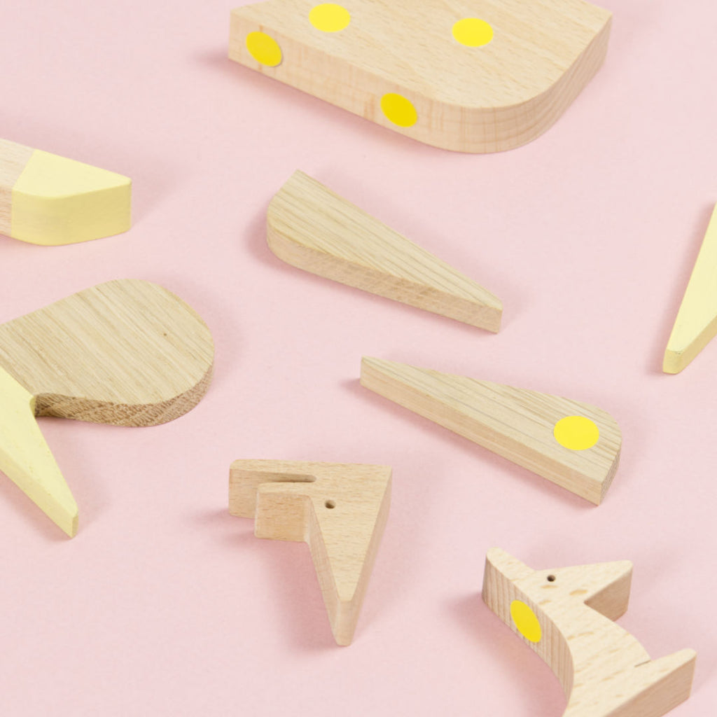 Einzelteile des Känguru Puzzles aus Holz, magnetische Punkte sind gelb markiert.