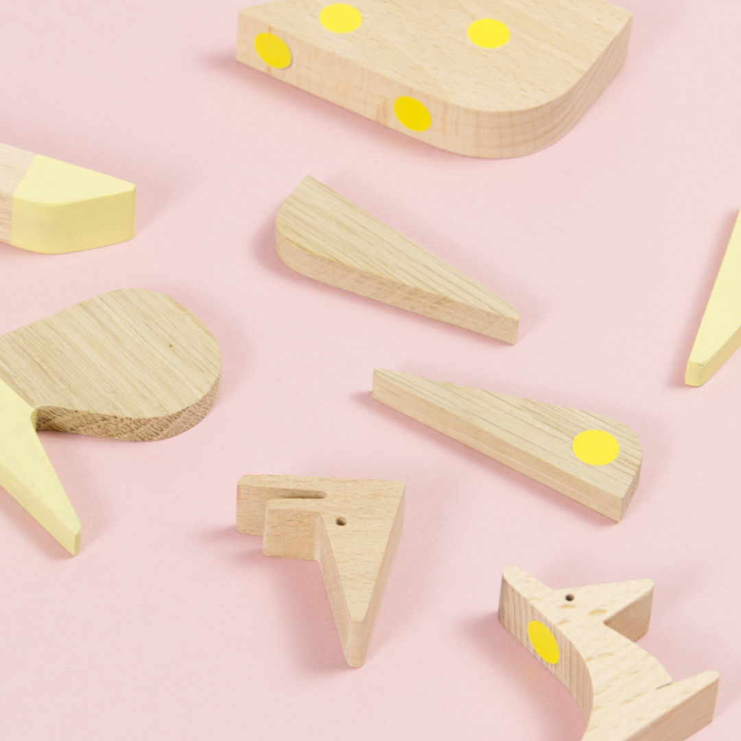 Einzelteile des Känguru Puzzles aus Holz, magnetische Punkte sind gelb markiert.