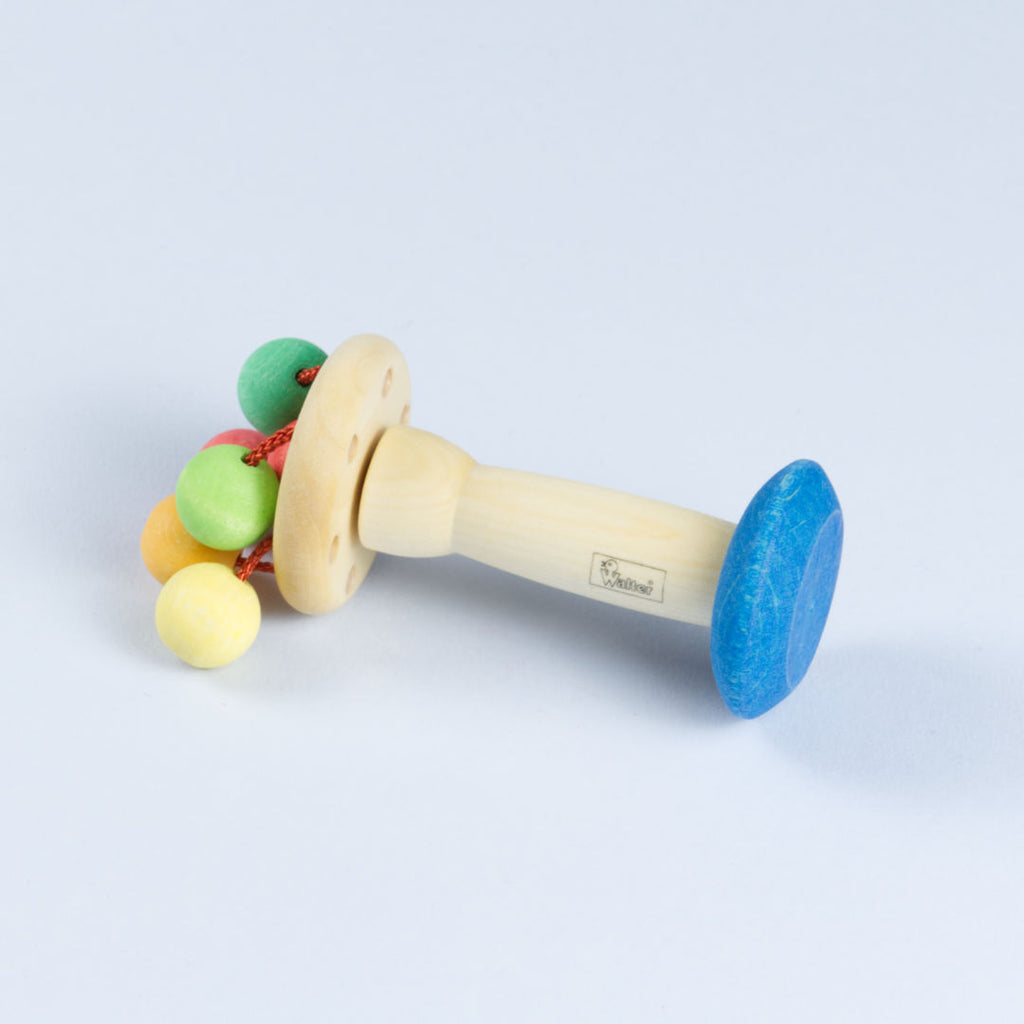 Liegende Karussell-Rassel aus hellem, Bio Holz mit bunten Kugeln.