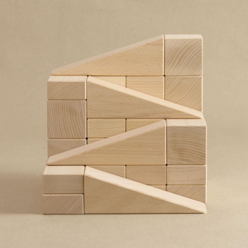 Komposition einer aufsteigenden Treppe von Froebelwuerfeln und Keilen aus den Sets Würfel und Keile von Bruderhaus aus Naturholz gefertigt.