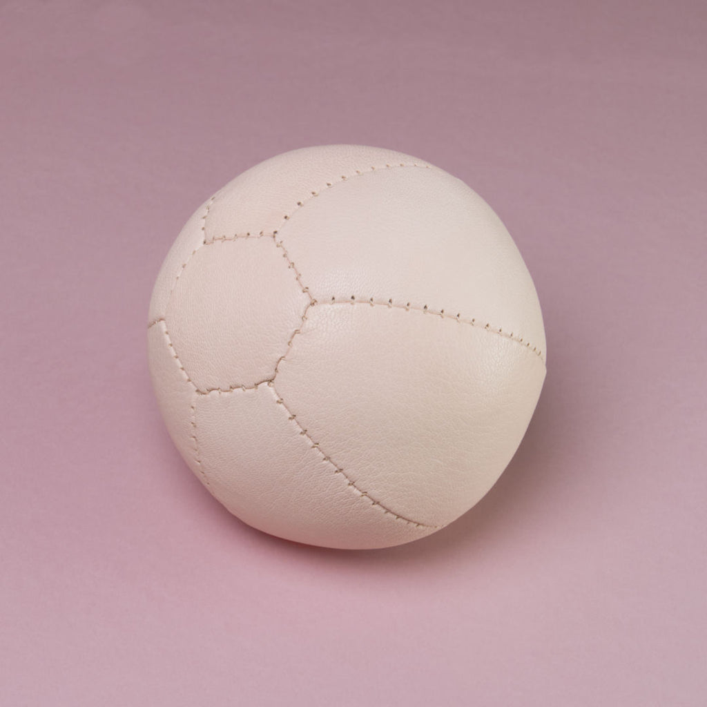 Ein naturfarbener, handgefertigter, grosser Ziegenlederball von Lautenbach.