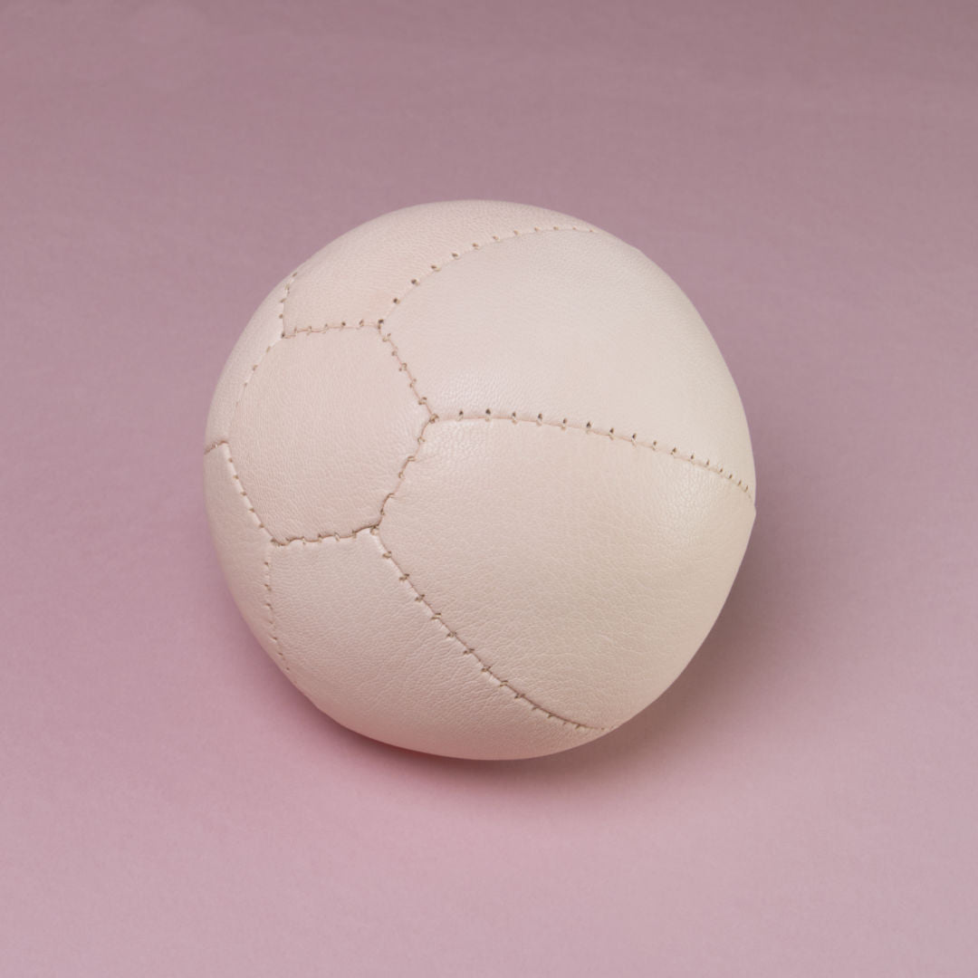 Ein naturfarbener, handgefertigter, grosser Ziegenlederball von Lautenbach.