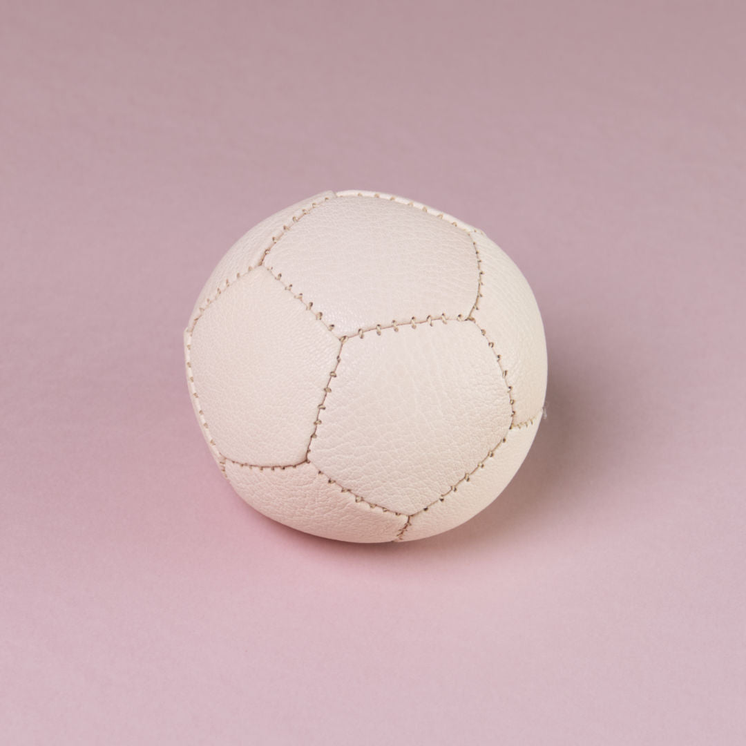 Der Kinderball plastikfrei ist ein naturfarbener, handgefertigter, kleiner Spiel und Sportball aus hellem Ziegenleder von Lautenbach. Die Abbildungzeigt die Fünfecke aus denen der Ball zusammengesetzt ist.