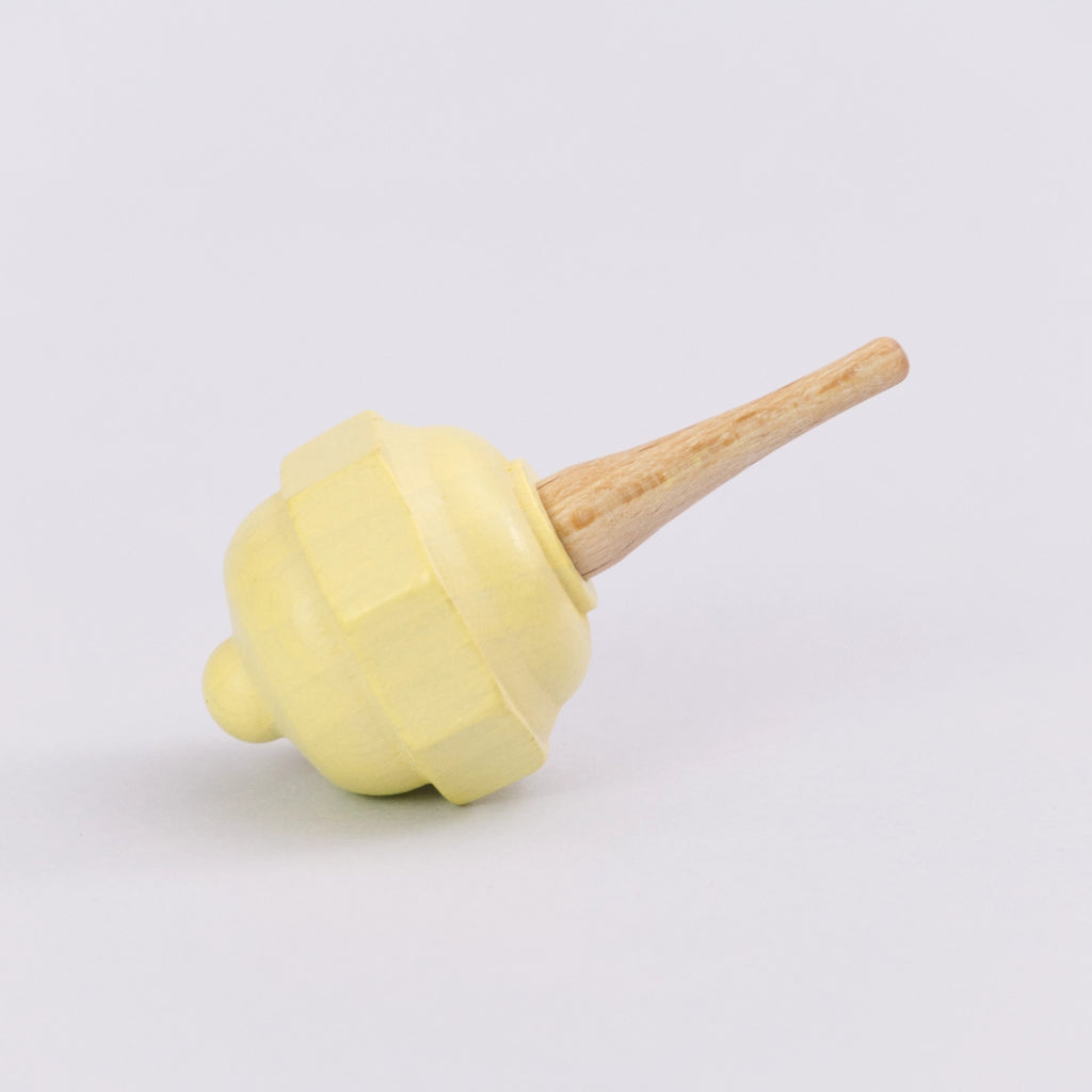 Pastellkreisel in gelb aus Holz von Beck. Seitenansicht.