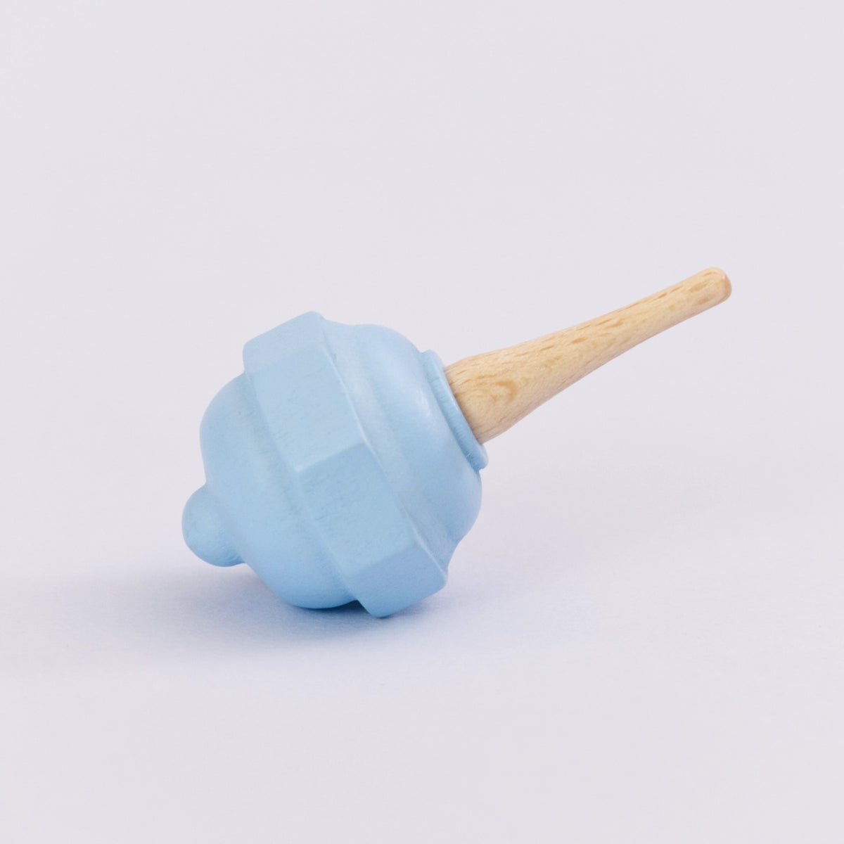 Pastellkreisel in hellblau aus Holz von Beck. Seitenansicht.