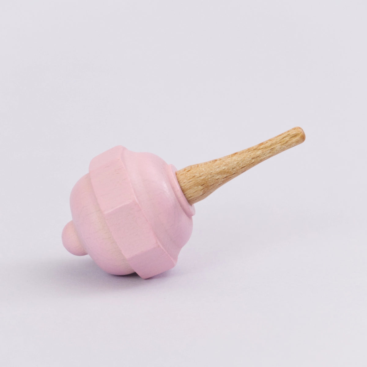Pastellkreisel in rosa aus Holz von Beck. Seitenansicht.