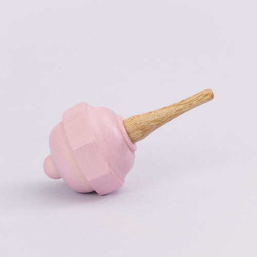 Pastellkreisel in rosa aus Holz von Beck. Seitenansicht.