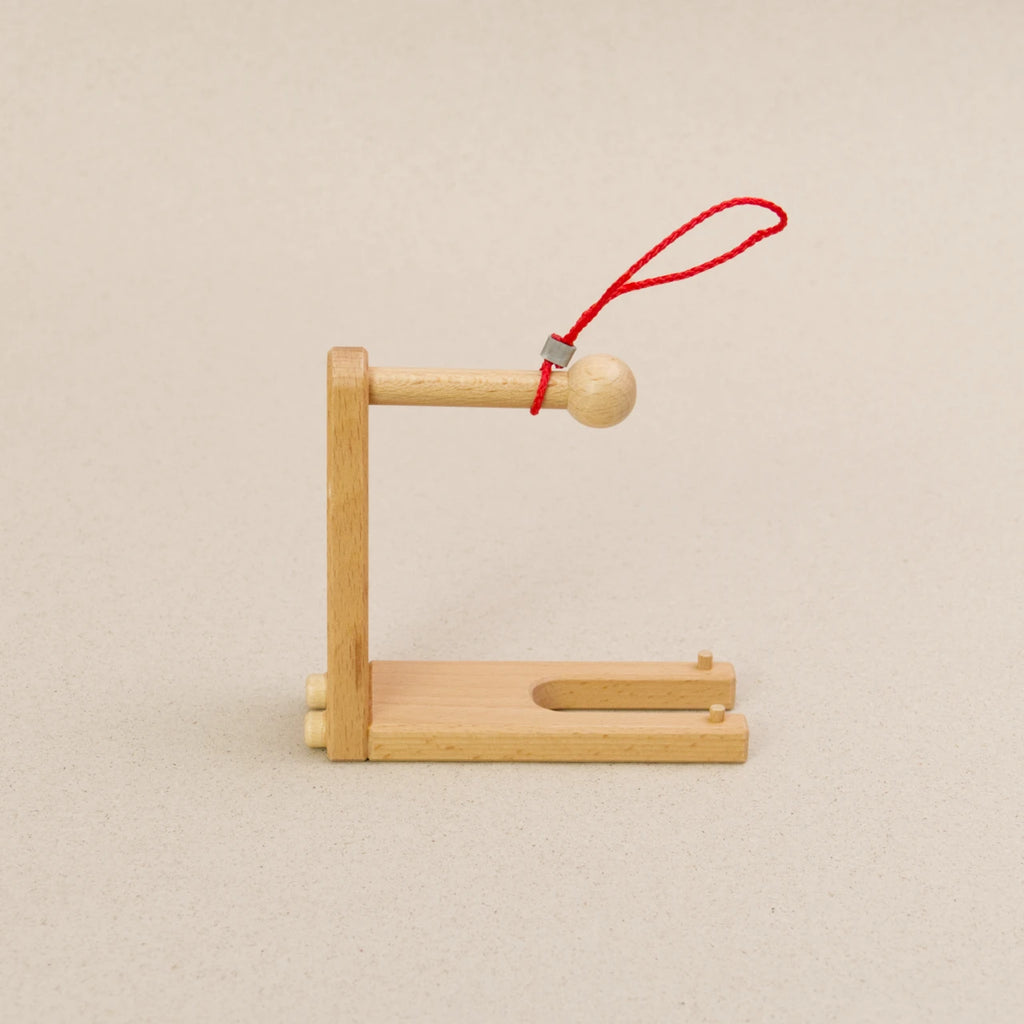 Ladegabel von fagus aus naturlackiertem Buchenholz mit roter Verbindungsschnur, Seitenansicht.