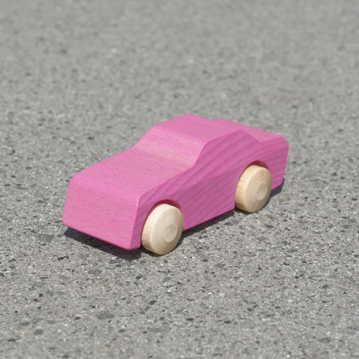 Kleines Holzauto, Limousine in Rosa von Beck