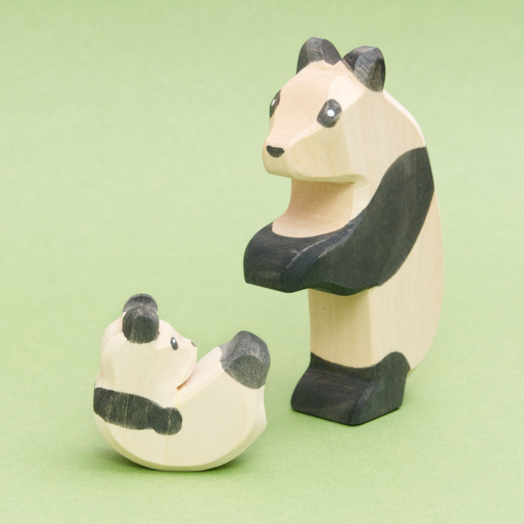 Hier sind zwei holz Panda Bären zu sehen, ein liegendes Panda