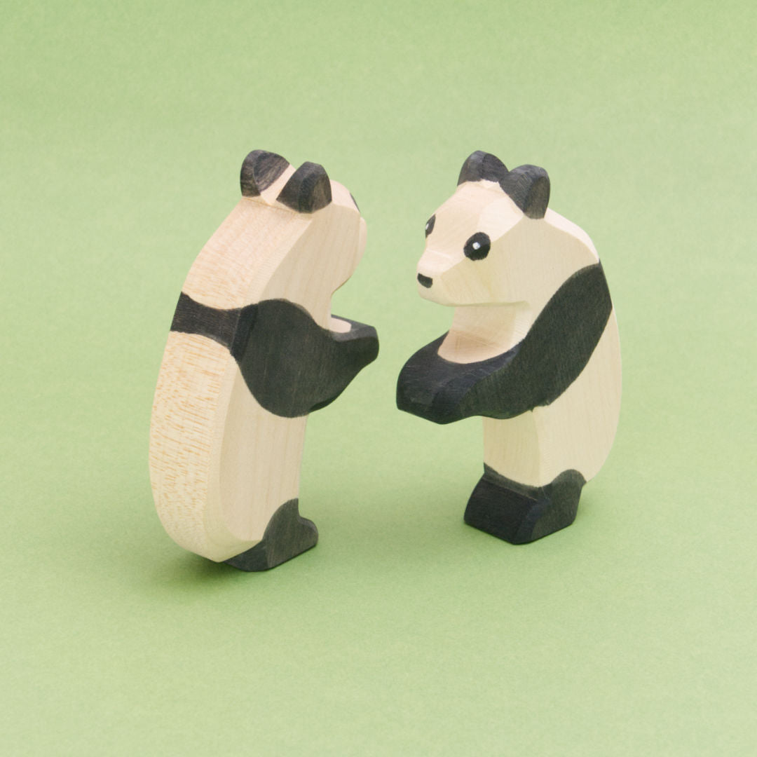 Zu sehen sind zwei tanzende Pandas von Ostheimer. Beide Bären stehen schräg parallel zueinander; einer blickt nach vorne, der andere nach hinten. Das Bild verdeutlicht, dass es sich um flach ausgesägte Figuren handelt.