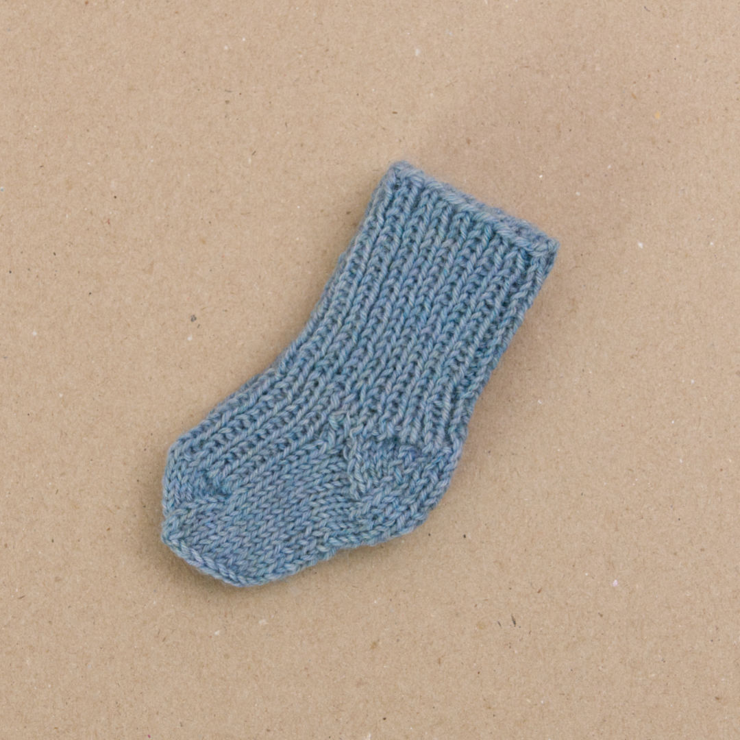 Puppensocken handgestrickt, hellblau – Foto 2