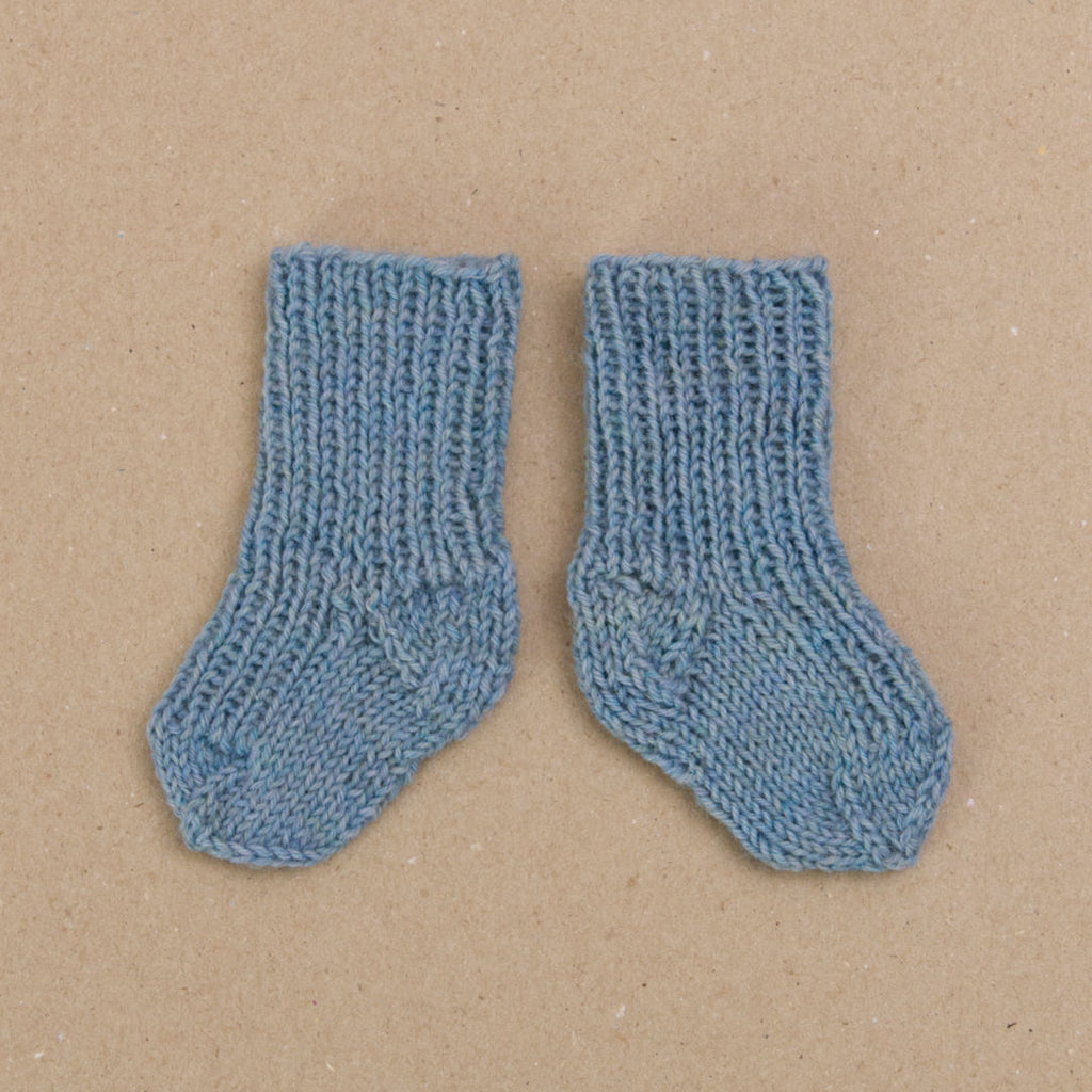 Puppensocken handgestrickt, hellblau – Foto 3