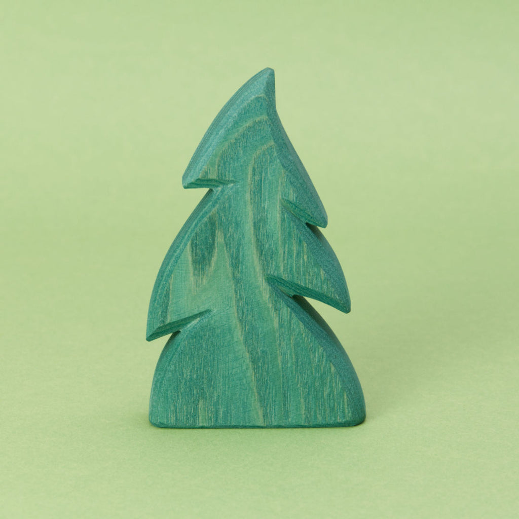 Eine Tannen Holzfigur von Ostheimer zum Spielen oder dekorieren. Hergestellt in Handarbeit aus zertifiziertem Ahornholz und Dunkelgrün lasiert.