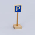 Verkehrsschild zum Spielen aus Holz von der Marke Beck. Das Schild ist quadratisch und zeigt ein weißes P auf blauem Untergrund, was für Parkplatz steht.