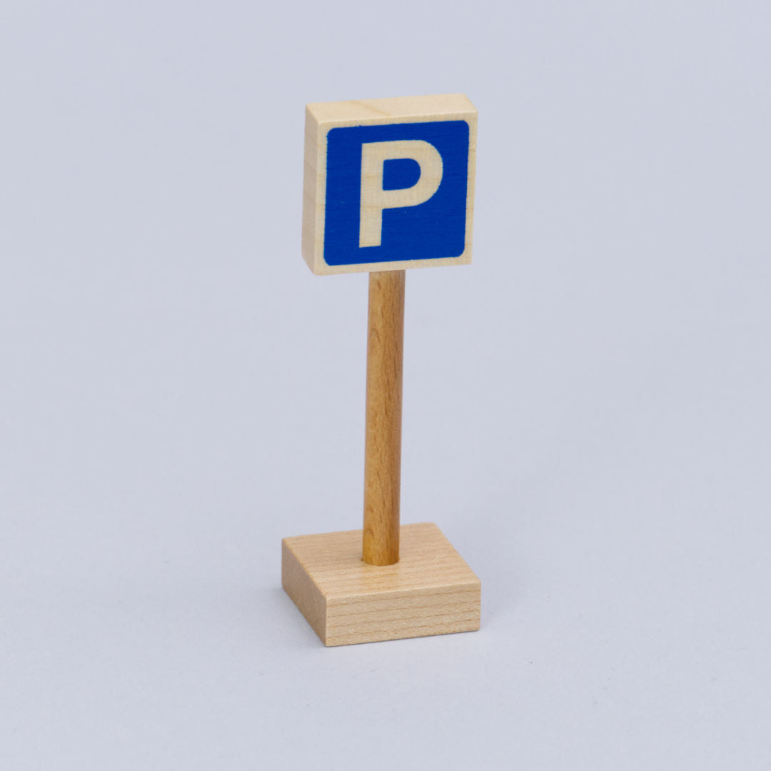 Verkehrsschild zum Spielen aus Holz von der Marke Beck. Das Schild ist quadratisch und zeigt ein weißes P auf blauem Untergrund, was für Parkplatz steht.