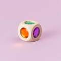 Farbwürfel aus Buchenholz mit funkelnden Acrylglas-Diamanten, Seitenflächen in Orange und Violett, obere Fläche Grün
