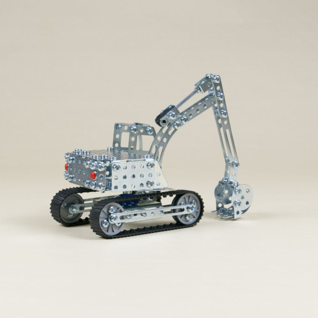 Fahrbarer Metallbagger zum Zusammenbauen.